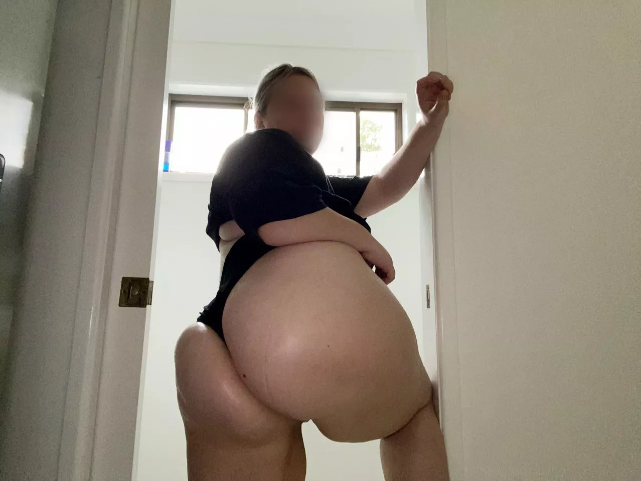 Need more oil! Care to help? 💋 posted by Bootyyandbeast