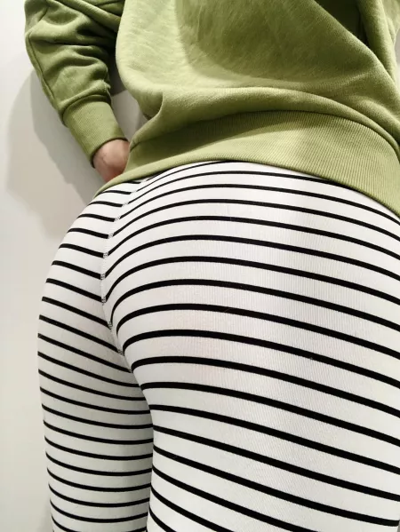 Need some fashion advice: does my butt make these stripes look big? 🤍🖤🤍🖤 by mild_flower
