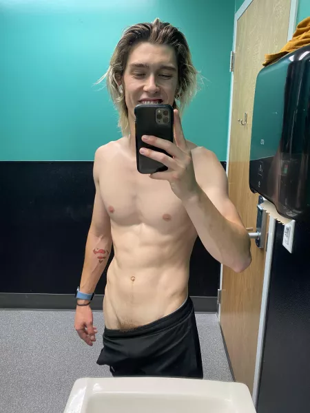 Need someone to help me not be bored on vacation… (22M) by JonathonFredricks