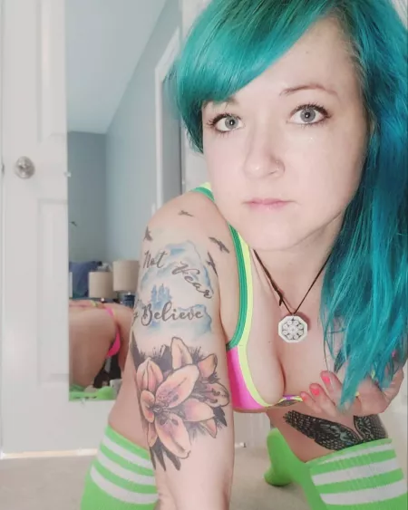 Neon from the hair to the nails to the toes! by gothic_popsicle