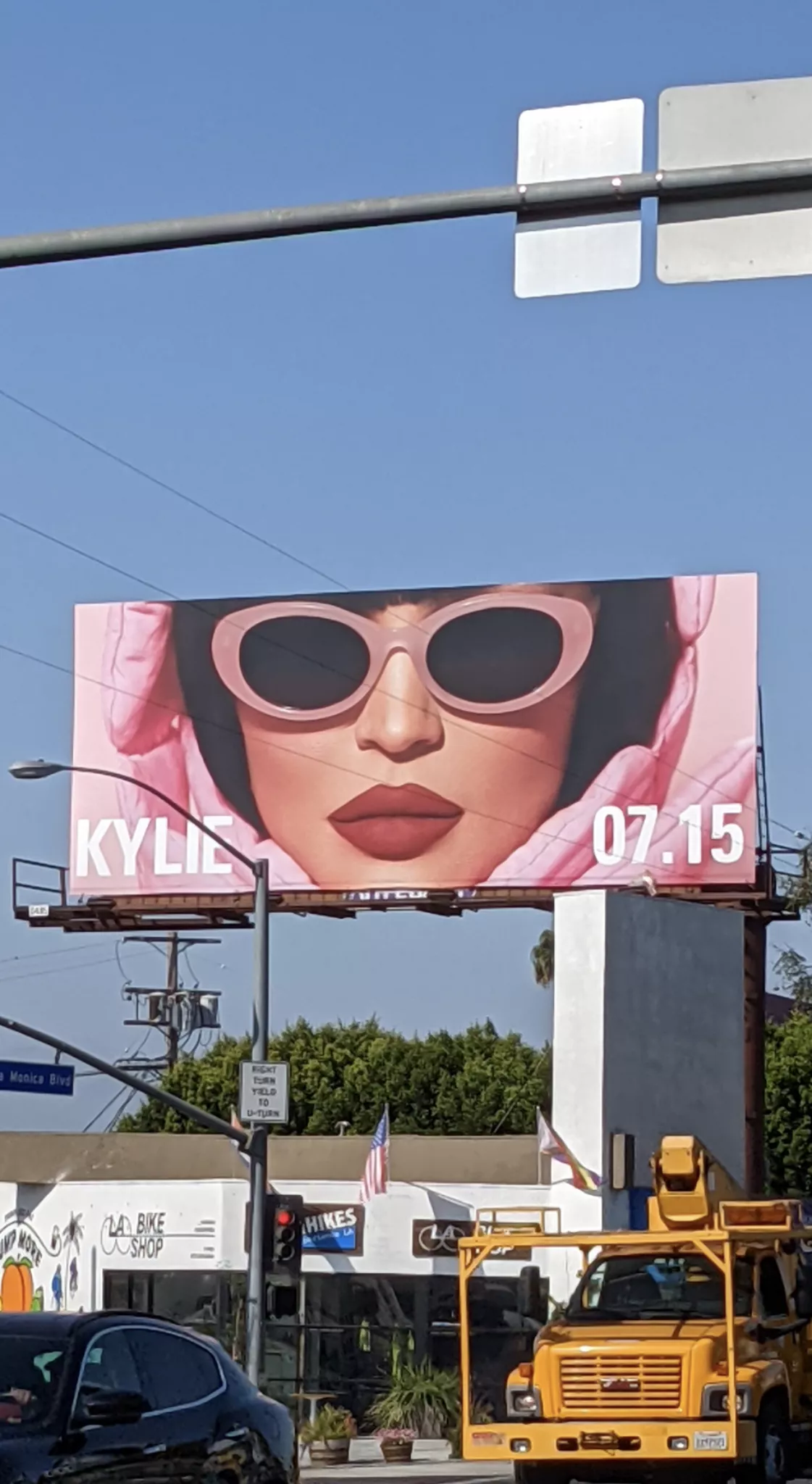 New billboard up today, not enough skin for my liking but ohh those lips... posted by hawaiiangiggity