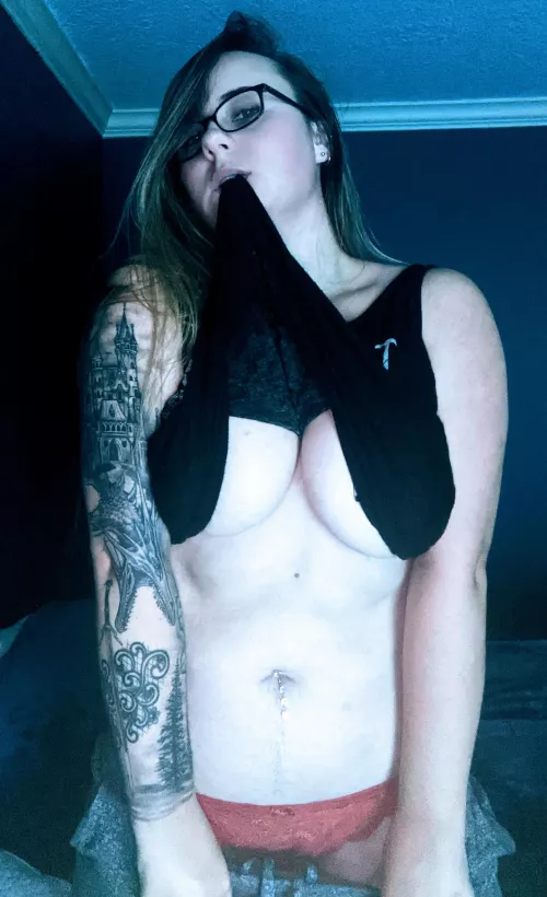 New here, any love for glasses and tattoos? 😘