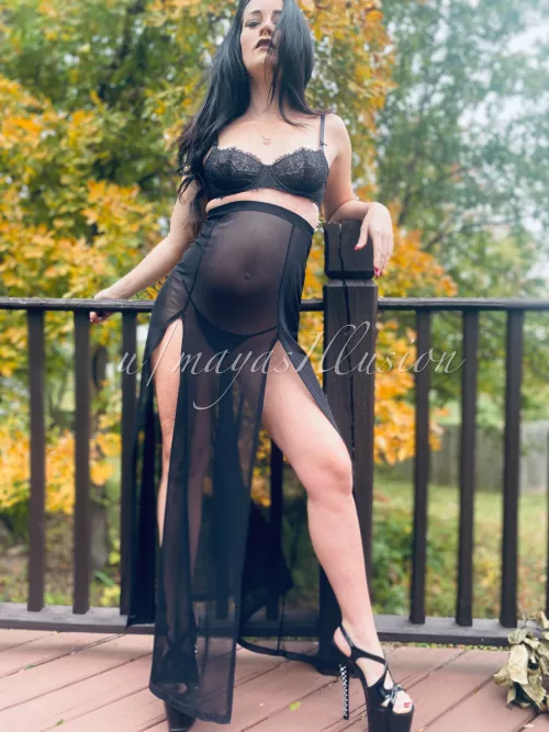 New here:) hello 👋 pole dancer and salsa dancer by MayasIllusion