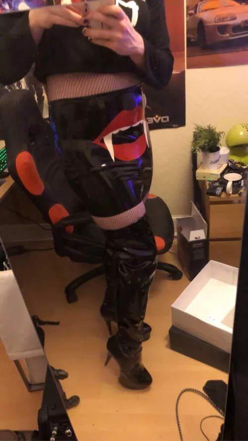 New latex skirt 🥰🖤 by Sam2JZ