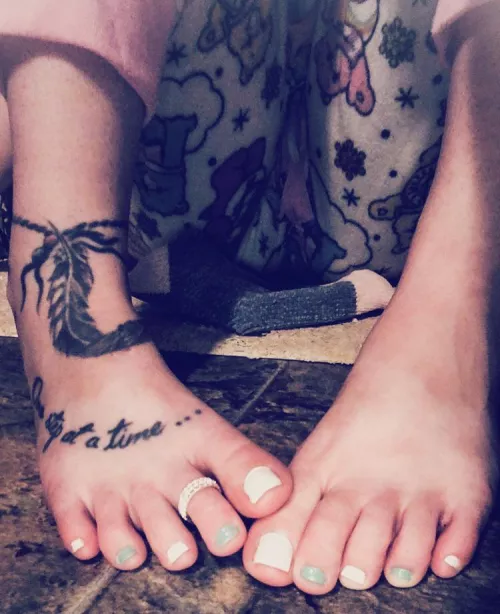 New pedi an my first ever toe ring 💕 what do you think do u like feet jewelry!?! by Xoxo_Sammie_Xoxo
