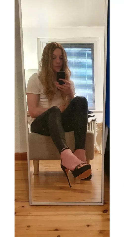 New picture, new wig, new heels, everything new 🙈 Hope you like my heels 🥰