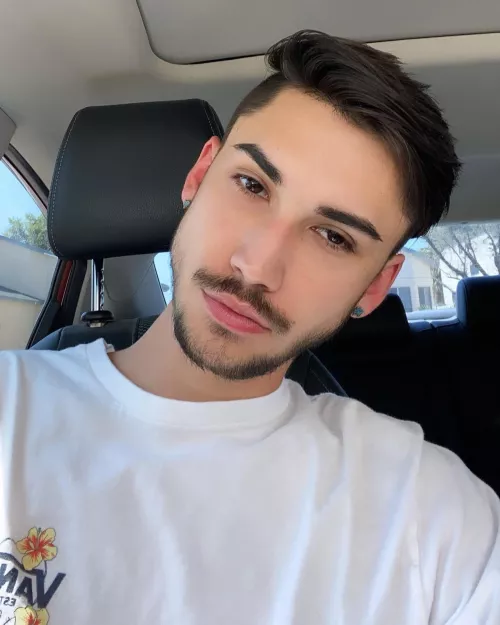 new to reddit 🤓🙋🏻‍♂️ by tkHeat