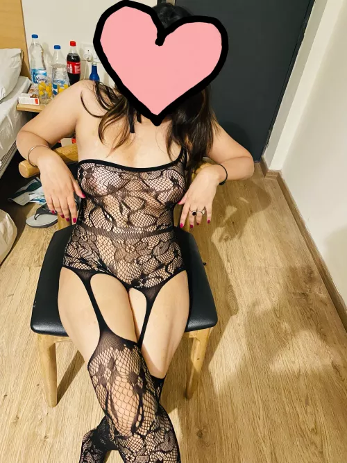 New to reddit. My boyfriend convinced me to post hot pics here. Show some love. by maal_eshhh