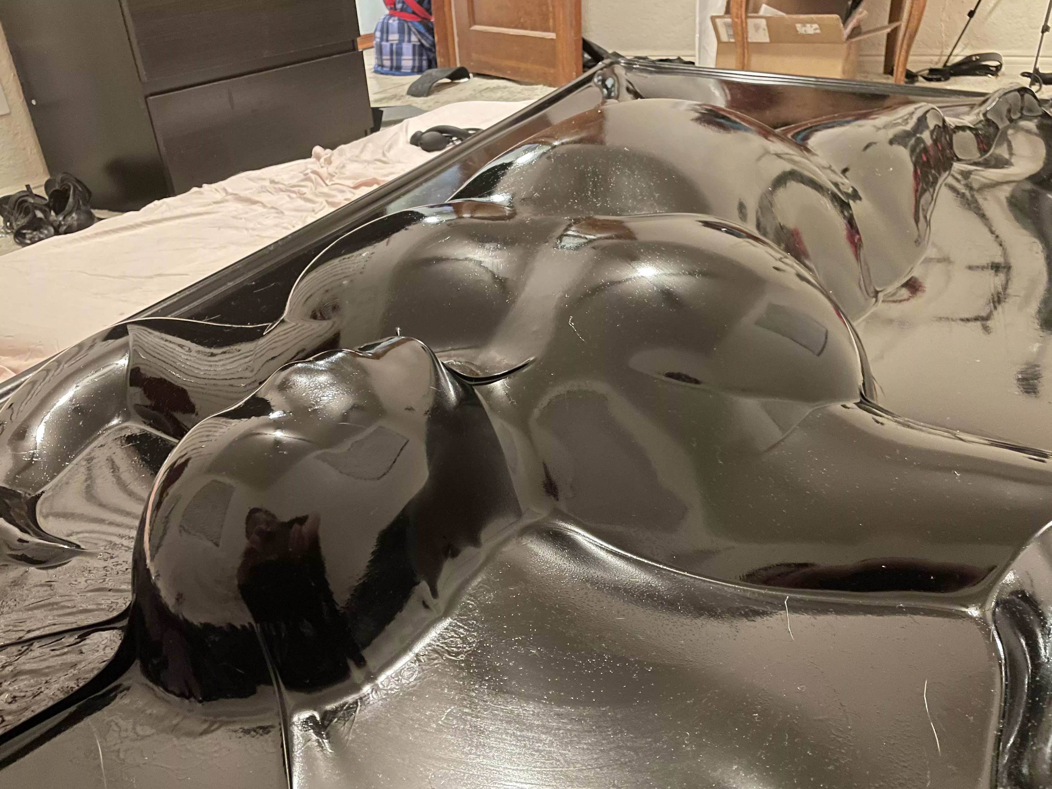 Nice and tight and shiny [F][OC]🥰🖤 posted by chaosbondage