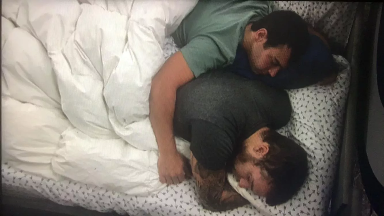 nick adn tommy cuddling? posted by scalygift