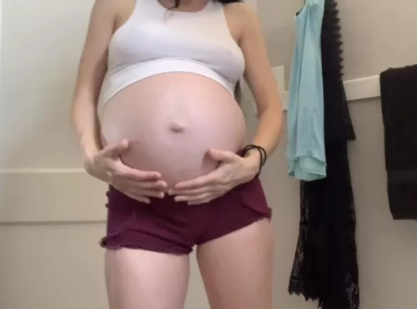 Nipples and belly button all poppin😛 by 13ScarlettH