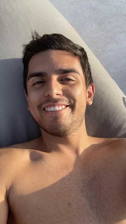 No family, no friends, no boyfriend… But somehow I have started to believe in Christmas miracles again. by Honaell