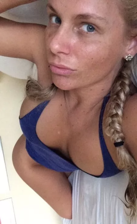 No make-up by Manobronze