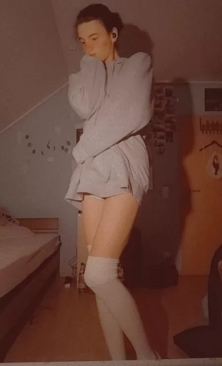 Not liking my face, but back to one of my oldest outfits it's just too comfy by 22427tkiwi