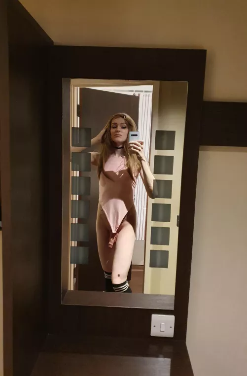 Not sure if pink suits me tbh by Lexxiraus