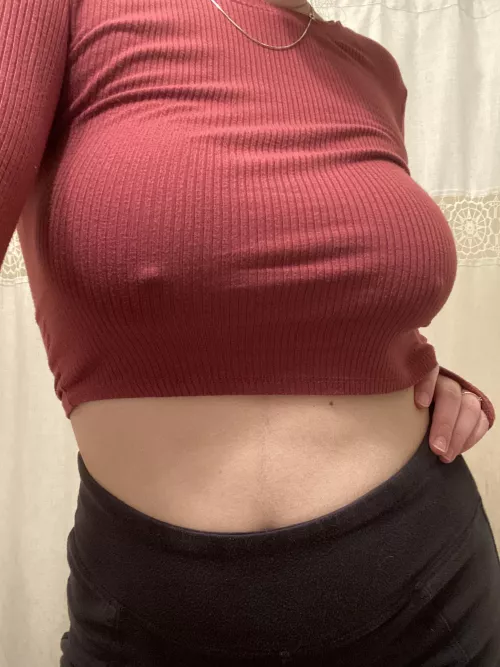 Not sure if this is meant to fit like a crop top…🙈 by skreyks