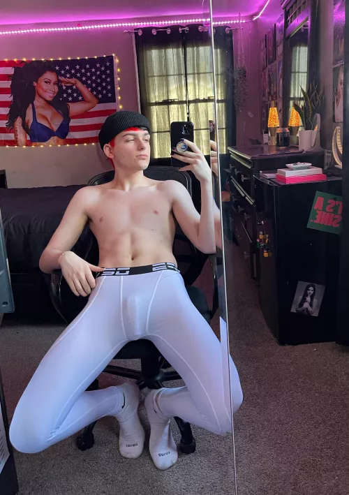 Nothin to see here by littlemonsterrrrrrr