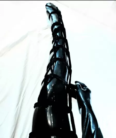 Nothing beats a tight heartladder tie on some latex stockings! by frauwke