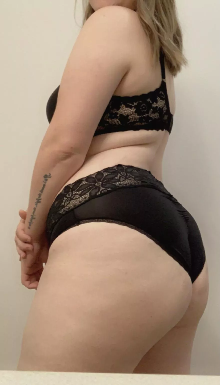 Nothing better than a nice round 🍑 posted by mombod1994