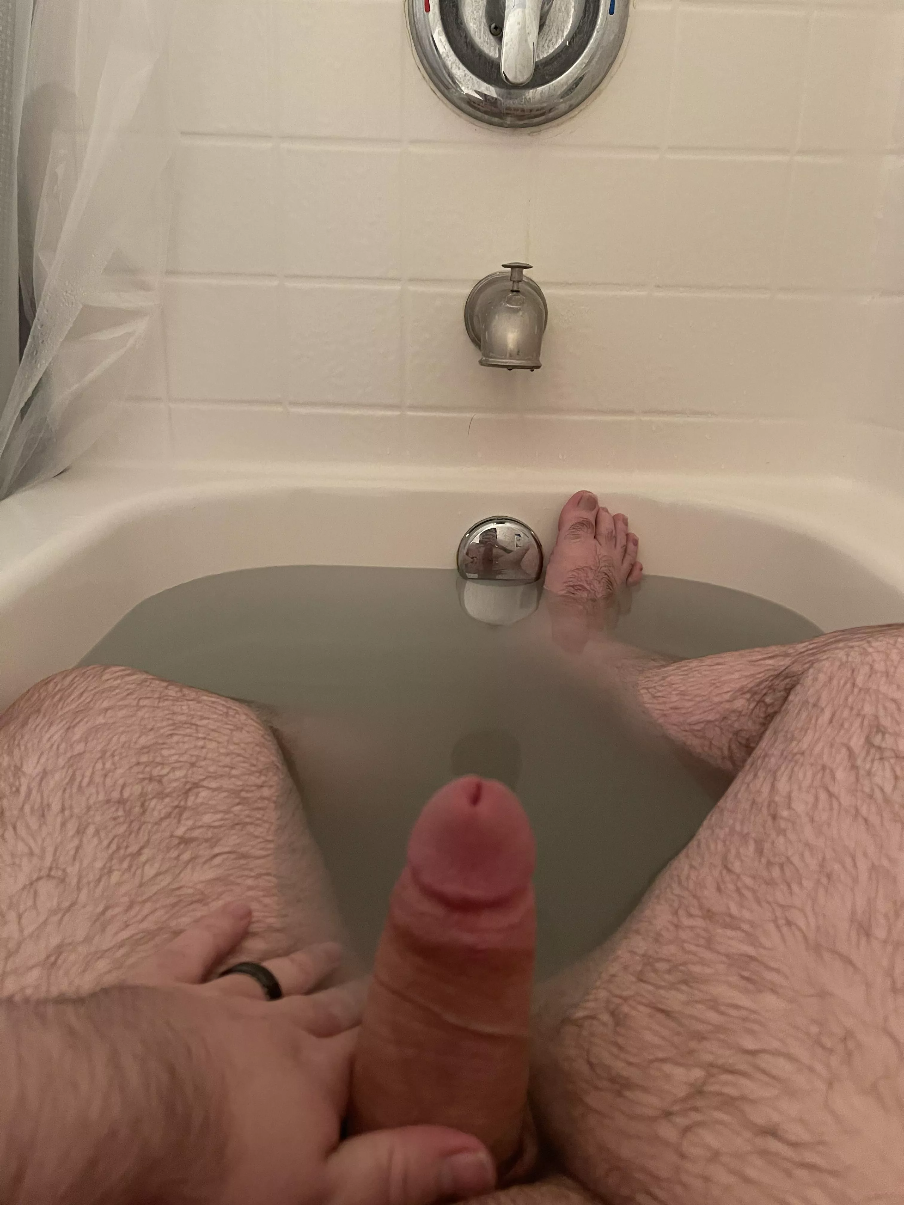 Nothing makes me more horny that a hot bath! Who wants to make it hotter? 🥵 posted by Justalostbear