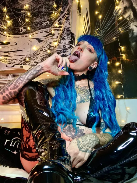 Now lick my boots by xxenomorphgirl