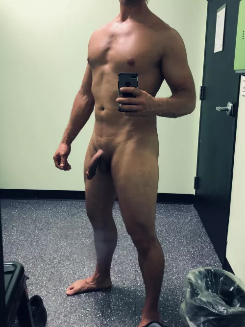 Nude tanning room selfie at my gym. Wonder if anyone from my gym is on here… [m] by FloridaMechanic