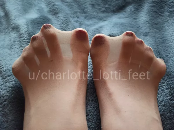 Nylon toe spread - ya like? 🥰 by charlotte_lotti_feet