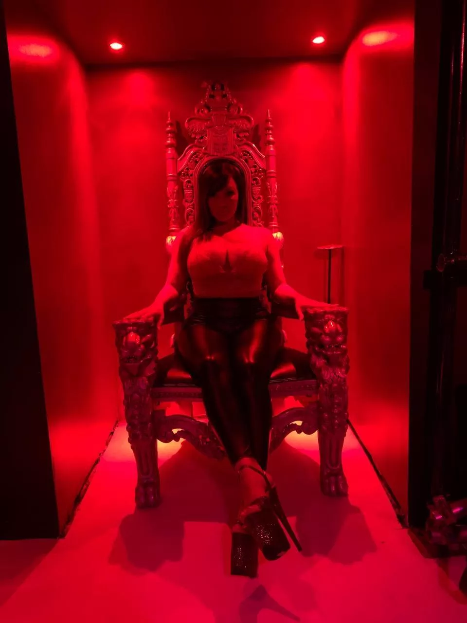 Obeying looks good on a little pet like you 😈⛓🗝 posted by Mistresssaharanoir