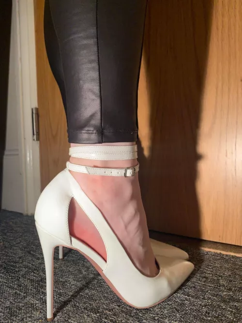 [OC] do any of you guys save my pics? Lmk if you do🥰 ❤️ by simply-heels