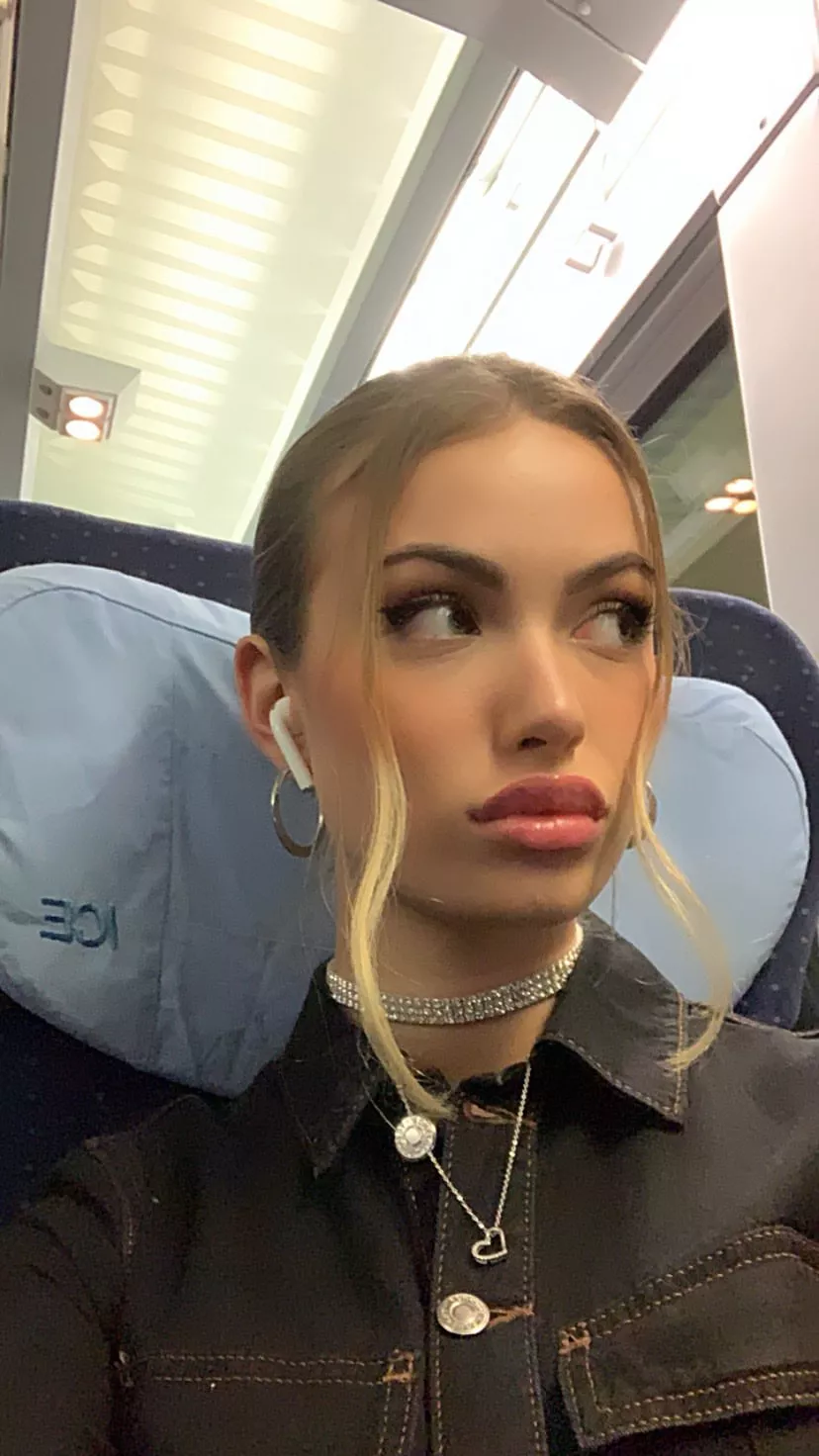 (oc) Glossy lips & a small choker posted by LjudaFromGermany