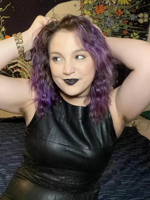 [OC] my beautiful [F]25 Queen showing off again. I'm so lucky to worship her daily! by darlingnikki96_owner