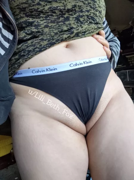 [OC] My boyfriend said this subreddit would enjoy this picture of me [f]... DMs open! ❤️ by Lili_Beth_Fox