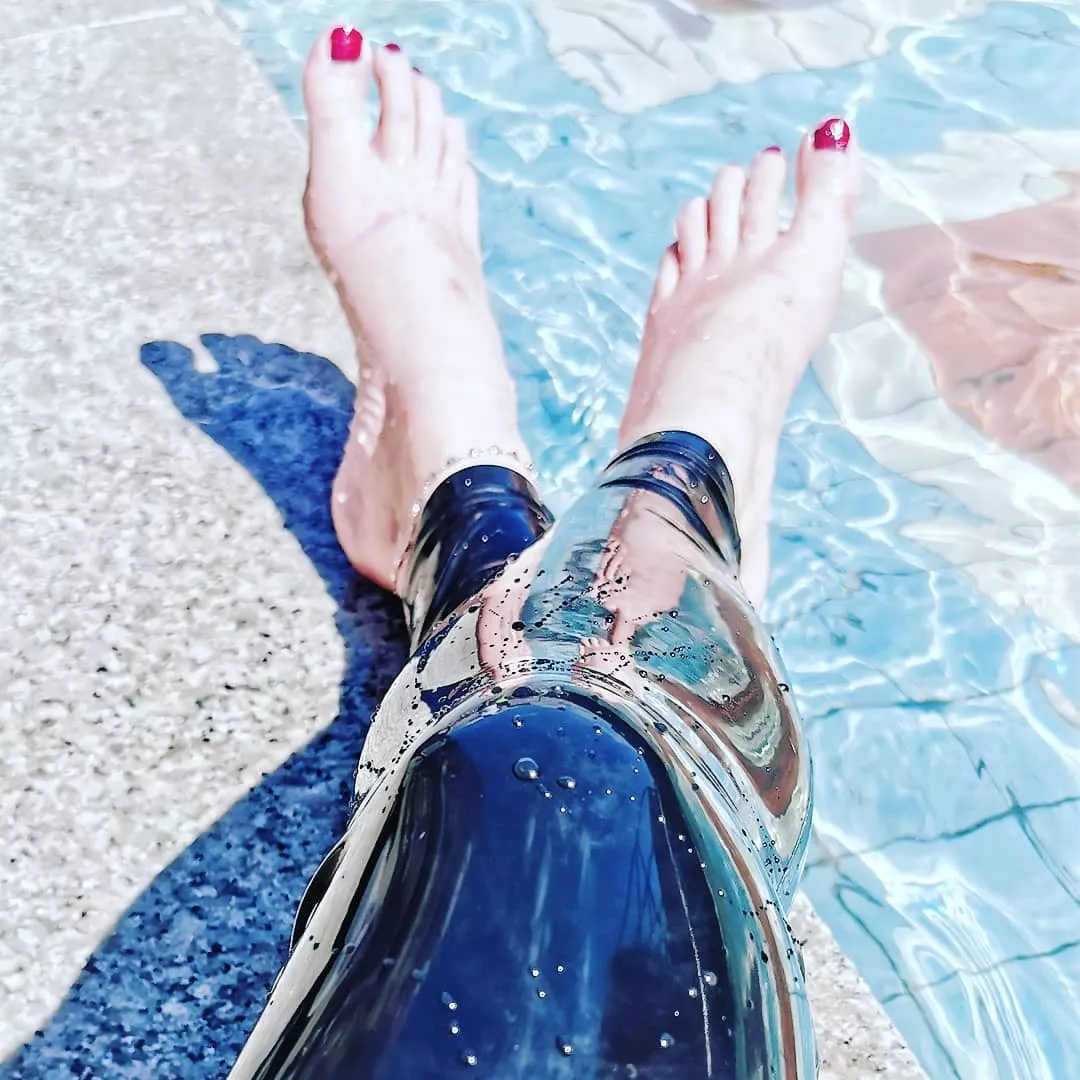 [OC] shiny wet Latex leggings posted by SkinTense