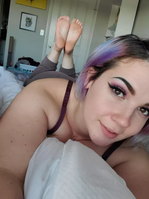 [oc] wanna pkt something betewen my toes??? by buzztunisian