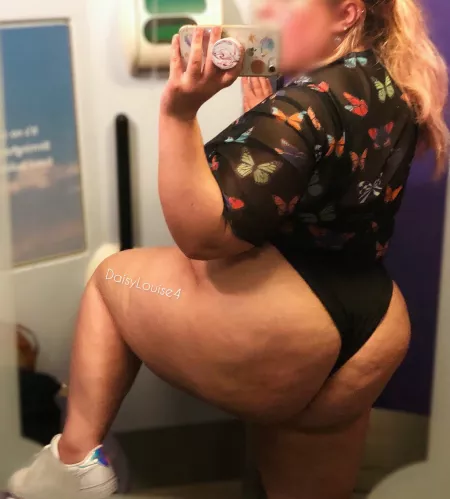 [OC] you walk into the train bathroom and see me like this, what would you do? 😏 by [deleted]