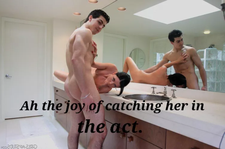 Of all the things you'd expect to find in your bathroom. Ill bet this wasn't it. by fictionalservant