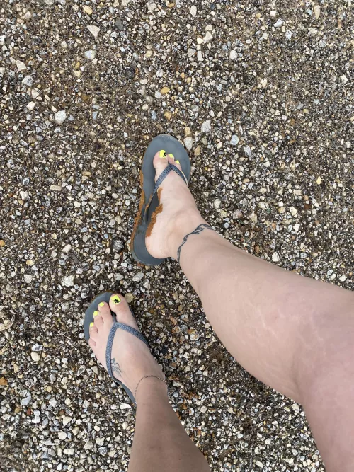 Oh no I stepped in mud, who’s gonna help me clean my feet? by kayeth