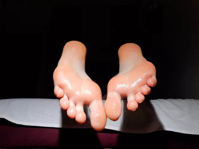 Oiled up and ready to get surprised ;) by EsteriFicational