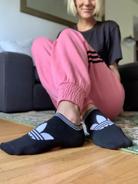 Okay 1 more in black adidas because I’m obsessed. And this is me straight out of bed 🤷🏼‍♀️🥱 by Casanlom