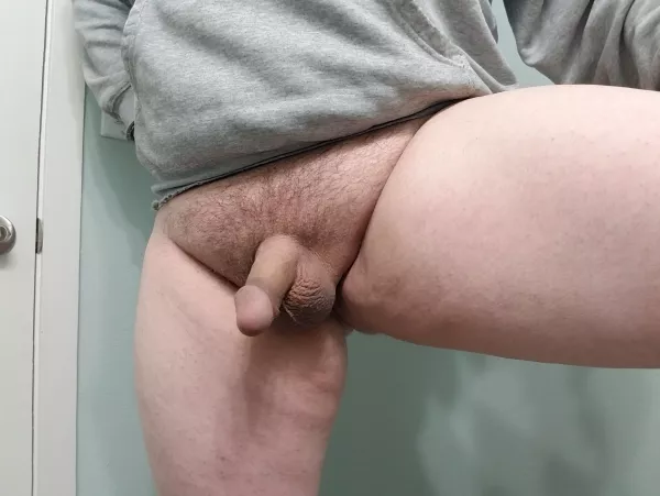 Old comfy shirt, a fresh trim, and this dad's ready for the weekend.. a little help? [43] by daddab78