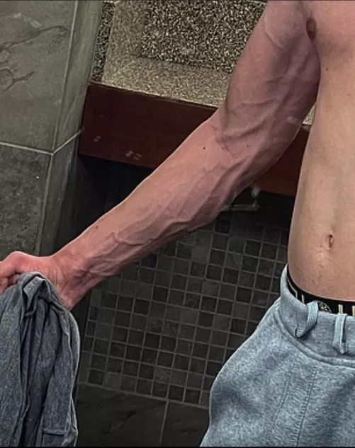 Old picture, veins popping tho by DistributionDue764