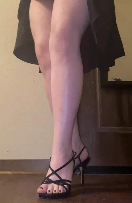 Omg I love how my legs and toes look!! What do you think? 🥰 what food would you like to see them covered in? by virgobunnyy