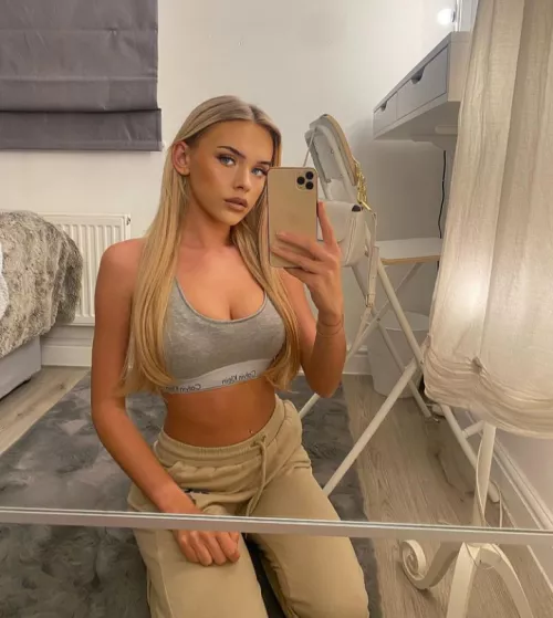 On her knees by betaboy97