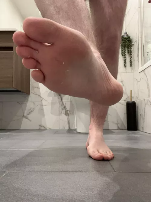 On your knees and worship my sweaty feet by GayMCRLad