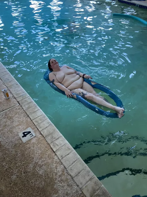 One last pool pic for the belly lovers. 💦 by Kiki-Scarlett