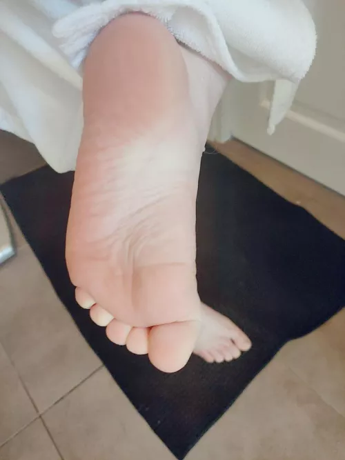 One nice clean sole ! by solelytoes