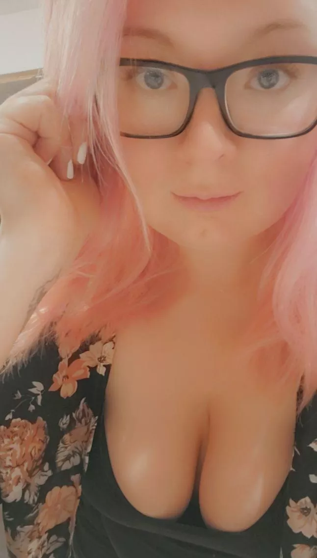 One of my favorite pictures of me is a down blouse view 😍 posted by annonbon