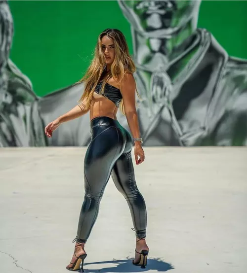 One tight babe! by sunnydelightt