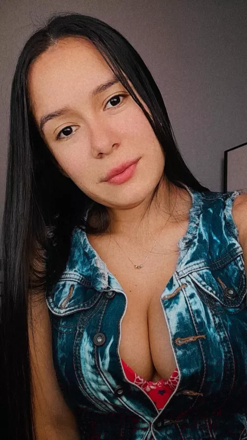 Online💖 https://chaturbate.com/b/avrillopez/ by avrillopez
