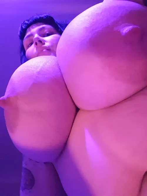 Only 2 more hours before you can kiss me happy new year by gigiouija